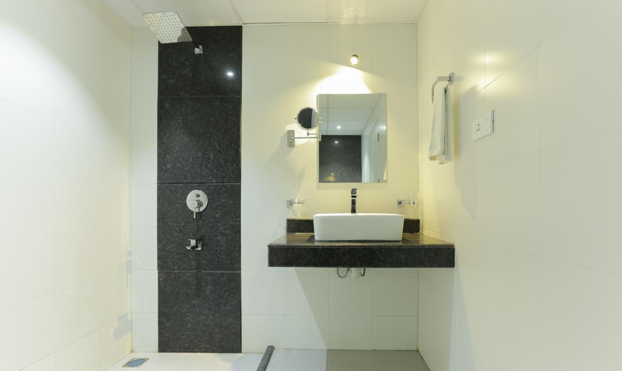 Hotel Crown Suites Kochi Екстер'єр фото