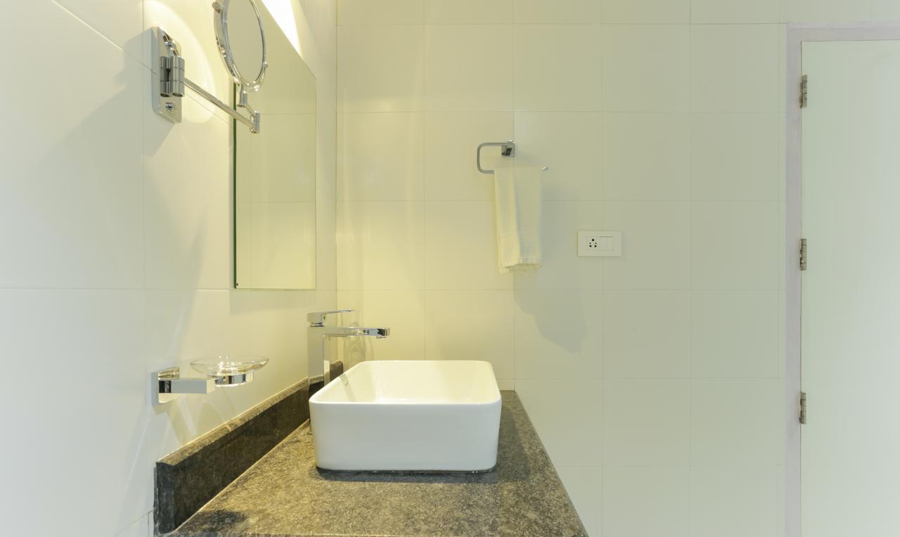Hotel Crown Suites Kochi Екстер'єр фото