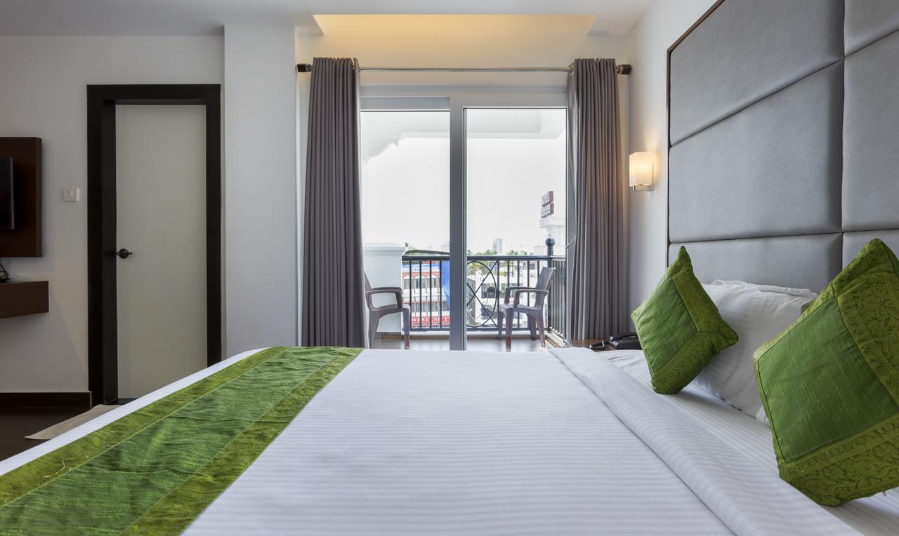 Hotel Crown Suites Kochi Екстер'єр фото